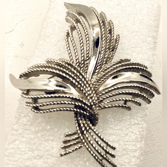 Trifari Brooch with matching Earrings - Picture 2 of 7